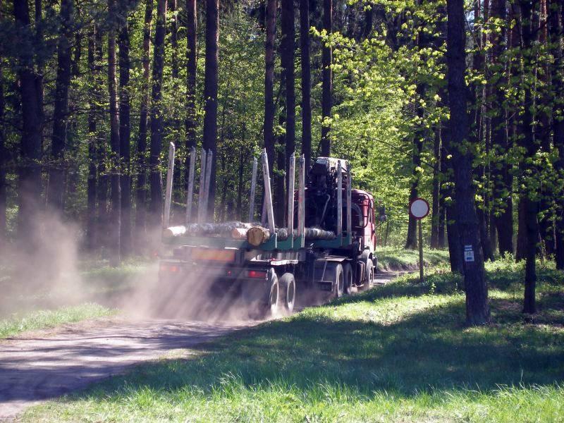 Rysunek 1. Ruch pojazdów ciężarowych po szlakach rowerowych niszczy ich nawierzchnię. 2. Przebieg szlaku drogami szutrowymi, o bardzo różnej przejezdności w zależności od pogody i stanu drogi.