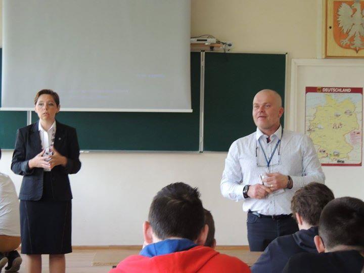 młodzież z klasy I TI b wraz z wychowawcą p. Dorotą Sobocińską uczestniczyła w wycieczce do pułtuskiego oddziału Banku Pekao SA.