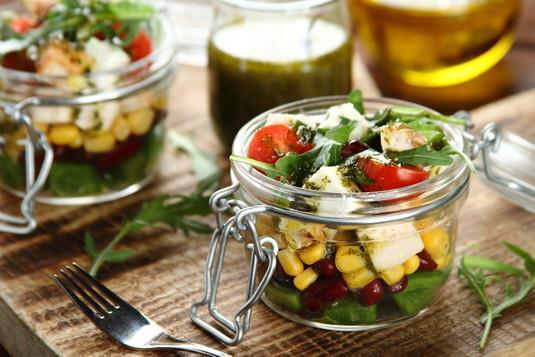 Słoik do pracy? Tak wypełniony sałatkami! Przepisy na wiosenny lunch Co na lunch? Zaczynające pysznić się na straganach warzywa aż się proszą, by po nie sięgnąć!