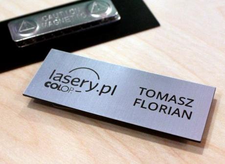 Laminaty w formacie 610 x 305 mm dostępne są w opcji z podklejaniem lub bez dodatkowej usługi.