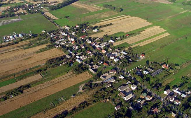 MOKRE Zdjęcie lotnicze okolic Mokrego. Fot. Jerzy Cabaj. Wieś zachowała do dzisiaj zwartą zabudowę szeregową.