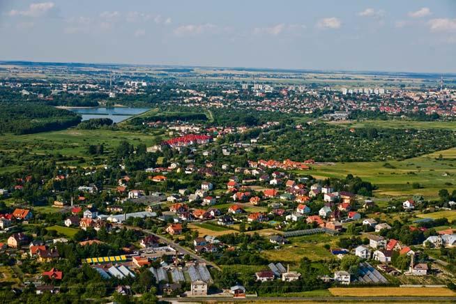 SKOKÓWKA Widok lotniczy okolic dzisiejszej Skokówki. Fot. Jerzy Cabaj. Skokówka dzisiaj, to wieś nie posiadająca dawnej zabudowy. Pozostałością dawnego układu drożnego jest dzisiejsza ulica Ordynacka.