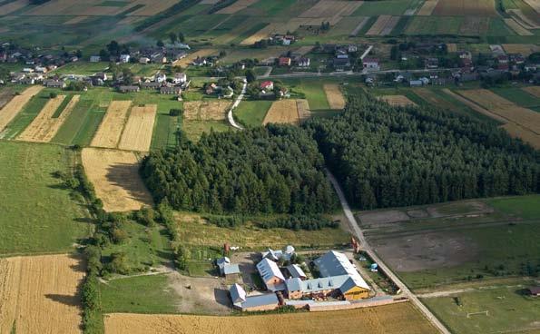 WÓLKA WIEPRZECKA Widok okolic Wólki Wieprzeckiej. Na pierwszym planie zabudowania stadniny koni Tarka. Fot. Jerzy Cabaj.