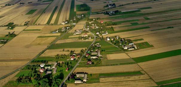 ZALESIE Fotografia lotnicza okolic Zalesia. Fot. Jerzy Cabaj. Zalesie to mała wieś położona w pobliżu Białowoli. Zachowała się w niej zabudowa z lat 20-tych XX w. o szczególnym charakterze.