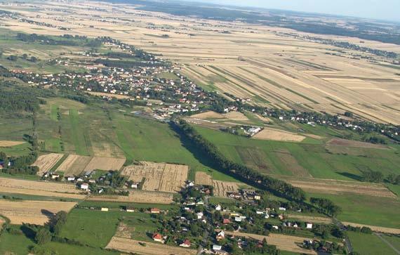 ŻDANÓW Okolice Żdanowa na fotografii lotniczej. Fot. Jerzy Cabaj. Wieś Żdanów położona jest u podnóża wzgórz Roztocza 172, 4 kilometry na południe od Zamościa.