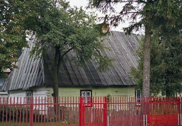 Były to lipy drobnolistne, kasztanowce białe i klony 183. Chałupa F. Birantowicza z II poł. XIX w. wg. stanu w roku 1978. repr. arch. fot. J.