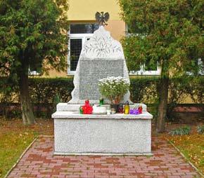 Obelisk koło szkoły w Białowoli (foto W. Bondyra). Cztery miesiące po grudniowej tragedii, 16.IV.1943 r. w Białowoli rozstrzelano jeszcze 7 osób, w tym 3 mieszkańców wsi.