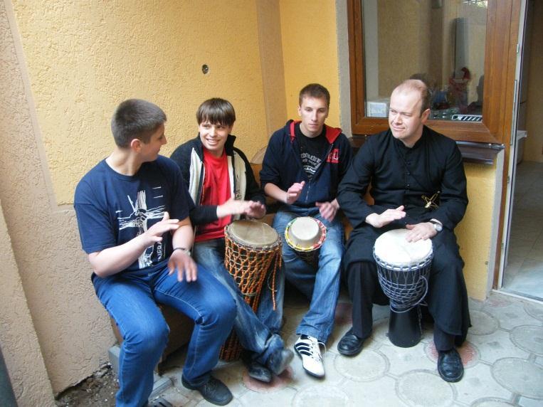 Oblackie wiadomości z Ukrainy Maj 2011 3 W maju każdego dnia po Eucharystii odprawialiśmy nabożeństwo maryjne. 1 maja uroczyście świętowaliśmy beatyfikację Jana Pawła II.