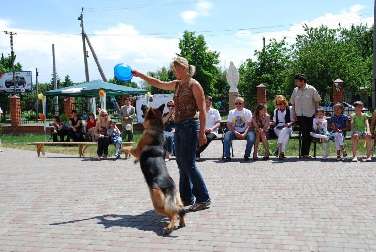 Oblackie wiadomości z Ukrainy Maj 2011 7 Zdjęcia: Arch. OMI Krzywy Róg Na festynie w Krzywym Rogu nie brakowało atrakcji zobaczyć, jak tresuje się psy, czy namalować sobie tatuaż.