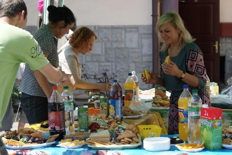 Na zakończenie Eucharystii tego dnia dzieci otrzymały świadectwa zakończenia katechezy, a niektórzy wraz z rodzicami zostali wyróżnieni za zaangażowanie i systematyczność.