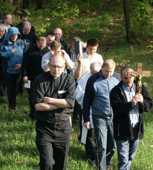 Od 16 maja mamy w kościele nowe ławki, które zasponsorowała jedna z rodzin naszej parafii.