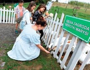 Ogród Jana Pawła II Podczas spaceru po Ogrodzie przewodnik opowiada nie tylko o faktach z życia Karola Wojtyły św.