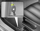 Cechy samochodu Hyundai POKRYWA WLEWU PALIWA oyn040141 Otwieranie pokrywy wlewu paliwa Pokrywę wlewu paliwa należy otwierać z wnętrza kabiny, pociągając dźwigienkę.