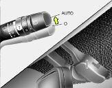 Cechy samochodu Hyundai Czujnik deszczu oel049900 Automatyczne włączanie (AUTO) (opcja) Czujnik deszczu umieszczony w górnej części szyby wykrywa intensywność opadów deszczu i ustawia prawidłowy cykl