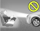 ] UWAGA Przed rozkołysaniem pojazdu należy wyłączyć układ ESC (opcja). OSTRZEŻENIE W przypadku ugrzęźnięcia pojazdu w śniegu, błocie, piasku itp.