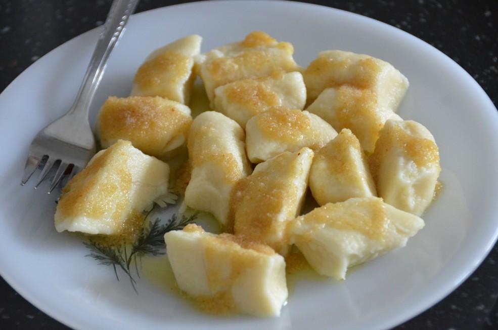 Z przedszkolnego menu Pierogi leniwe Składniki (na 10 porcji): - 1,2 kg sera - 3 jajka - 0,02 kg soli - 0,1 kg cukru - 1 p.