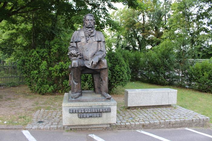 Władysławie Zamoyskim. Był on ostatnim właścicielem Kórnika, który przekazał wszystkie dobra kórnickie narodowi polskiemu. Dziś arboretum należy do Instytutu Dendrologii Polskiej Akademii Nauk.