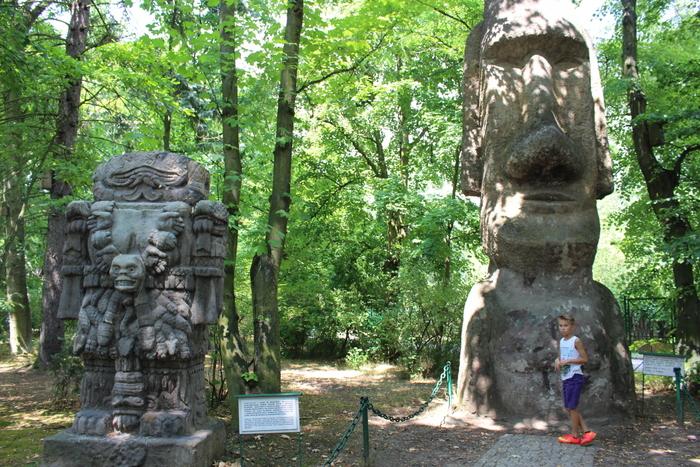 A w drugiej części ogrodu znajduje się ogromny posąg Buddy, Piramida Cheopsa i piękny