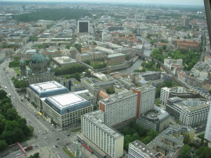 Kierunek zachodni panoramy Berlina. W oddali Tiergarten, park.