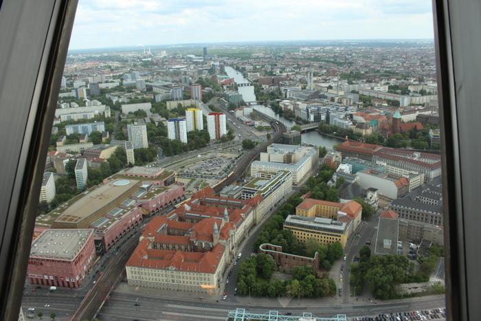 Widok na część wschodnią Berlina. Po lewej nowoczesne Centrum Handlowe Alexa.