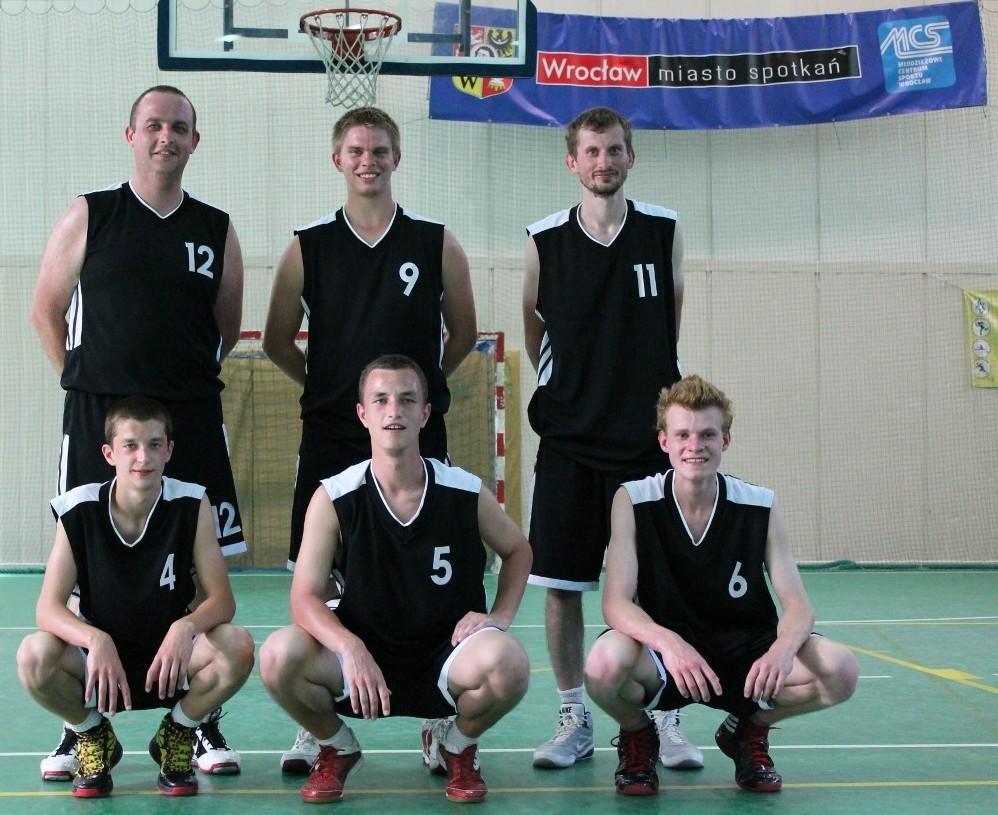 Stoją od lewej: Łukasz Michalik, Jakub Wania, Maciej Jacyna. Kleczą od lewej: Marek Galik, Mariusz Klatka, Mateusz Sadowski. 20.