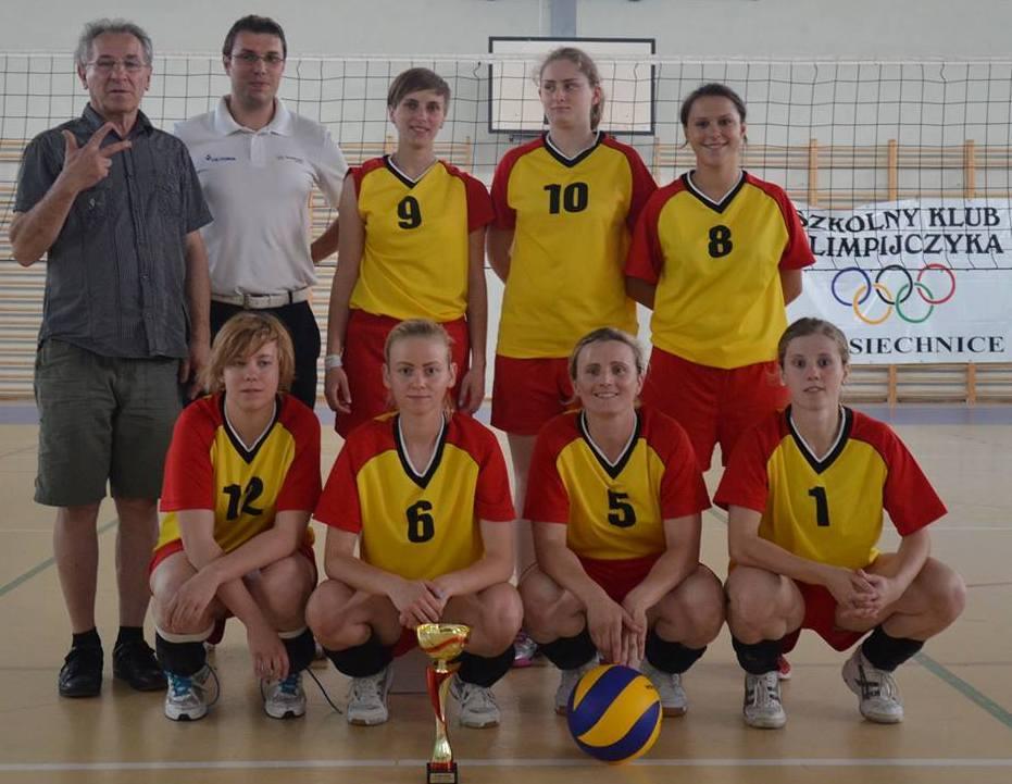 Stoją od lewej: Andrzej Senus trener, Sędzia, Zofia Jagoda, Karolina Przybył, Katarzyna Rafalska.