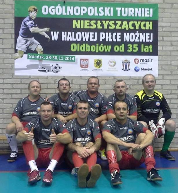 Siedzą od lewej: Grzegorz Laskowski, Dariusz Sobczyk, Maksym Chardykow, Adam Pawlak, Mirosław Kmiecik. Kleczą od lewej: Dariusz Łaszczewski, Paweł Mazurkiewicz, Mariusz Zając. 49.