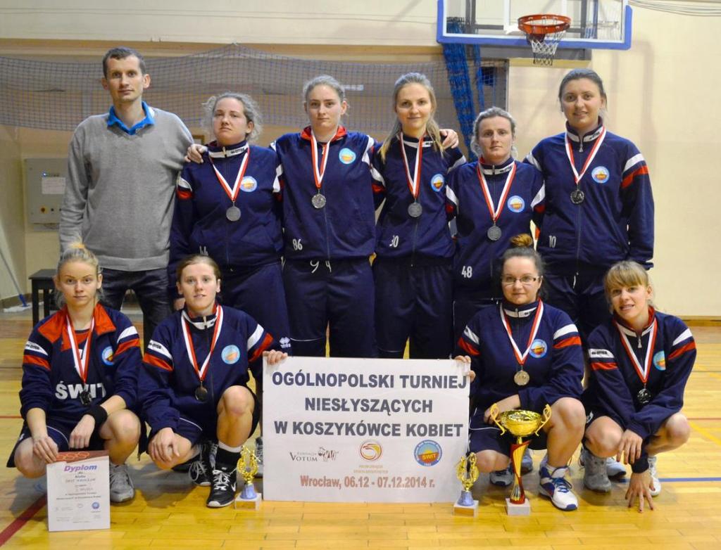 Stoją od lewej: Maciej Jacyna trener, Ewelina Tomala, Karolina Przybył, Maria Napora, Agnieszka Zając, Agata Stojanowska.