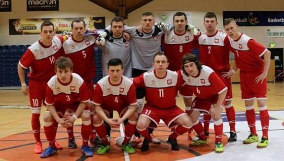 Stoją od lewej: Mateusz Hempe (3). 5. I Konsultacje Kadry Narodowej w Futsalu Kobiet przygotowawcze przed Mistrzostwami Europy Głuchych w Futsalu SOFIA/Bułgaria 2014 w dniach 06-09 marca 2014 r.