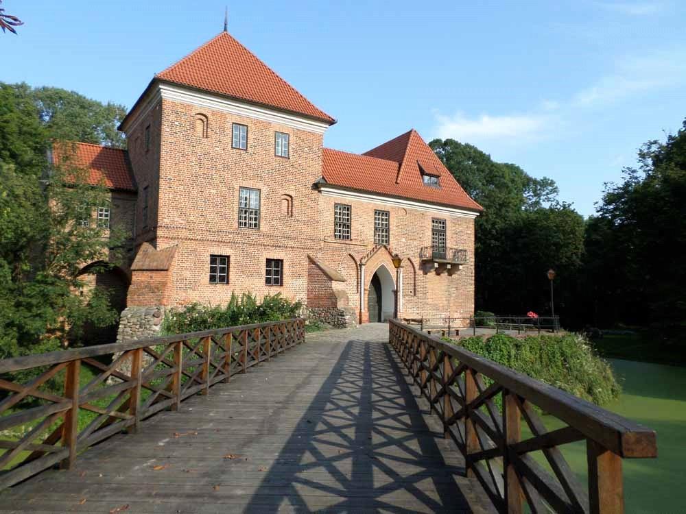 antylopy, strusie, zebry czy żółwie. Jest też foka o imieniu Dawid. Zamek w Oporowie Zamek w Oporowie koło Kutna to niewielka późnogotycka rezydencja obronna, wzniesiona około 1440 roku.