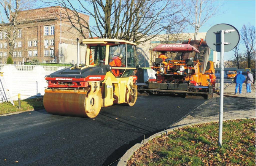 Przybyły starą zniszczoną nawierzchnię z płyt betonowych, z licznymi spękaniami, przykryto warstwą grubości 4 cm z mieszanki SMA 0/11mm związanej asfaltem modyfikowanym gumą.