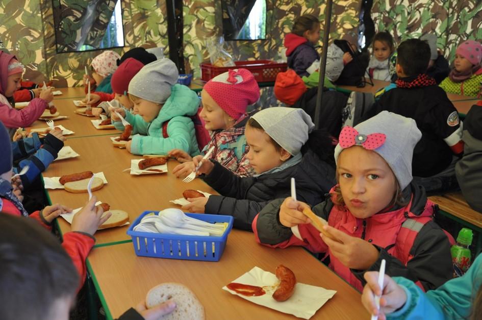 PODCZAS VI RAJDU SZLAKIEM MAŁEGO POWSTAŃCA Zadania wykonywano w lesie, ale i na terenie szkoły wiele się działo.