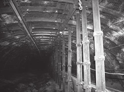 View of the cracked support arch previously coated with shotcrete Utrzymanie stateczności wyrobisk korytarzowych (chodniki przyścianowe, przecinki ścianowe) zapewniając tym samym ciągłość produkcji