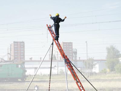 MPS PLATFORM MPS składa się z: -izolowanej drabiny wykonanej z włókna szklanego (z dodatkowym wyposażeniem stabilizującym) -dwóch niezależnych podpór teleskopowych -systemu chroniącego przed upadkiem