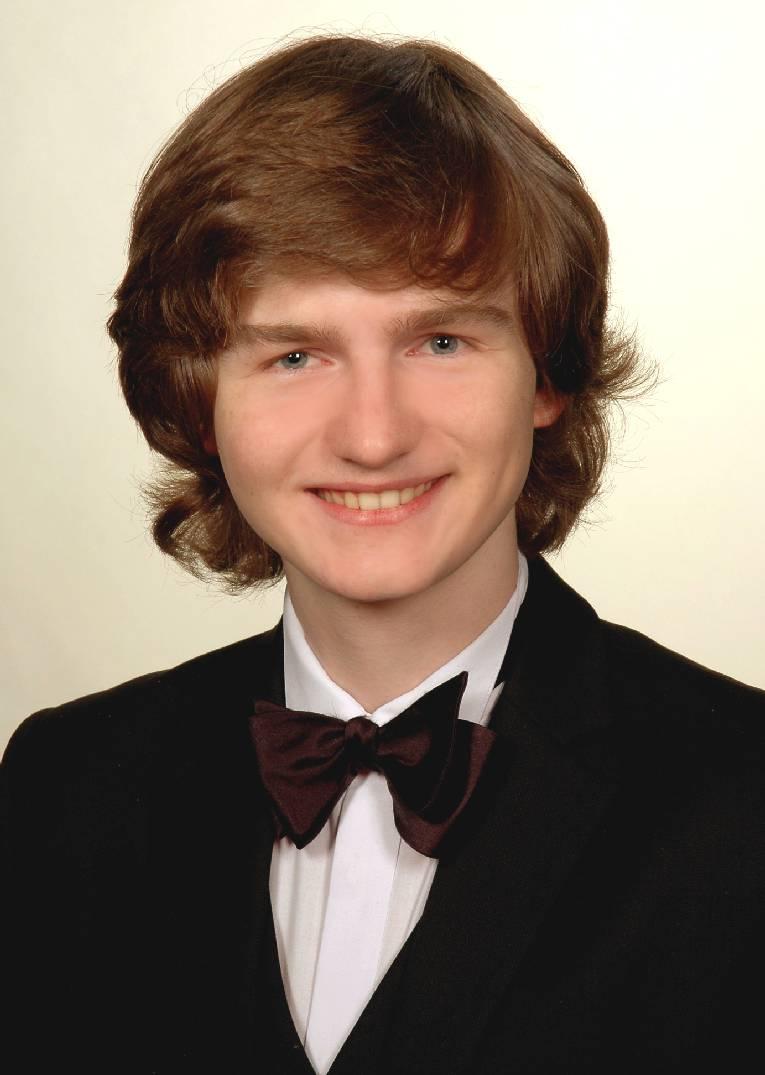 Piotr Pawlak Urodził się w 1998 roku w Gdańsku. W 2016 r. ukończył z wyróżnieniem OSM I i II st. im. F. Nowowiejskiego w Gdańsku w klasie fortepianu prof.