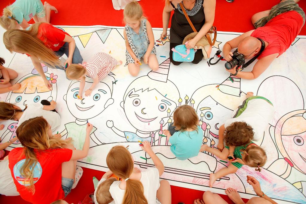 9 czerwca 2016 6 000 kredek potrzebowały dzieci do pokolorowania ogromnej książeczki do kolorowania o łącznej powierzchni 216 m2.