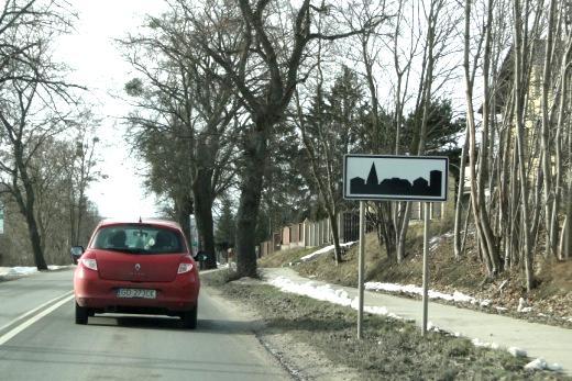 Znaki ostrzegawcze zobowiązują uczestników ruchu do zachowania szczególnej