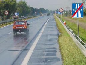 oznacza wyjazd ze strefy, w której obowiązywało ograniczenie prędkości do 50 km/h. 165. Za tym znakiem: A.