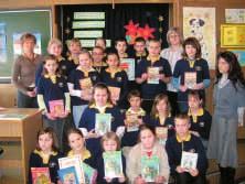 Nauczyciele i starsi uczniowie czytali książki dzieciom z Ochronki, przedszkolakom oraz młodszym uczniom.