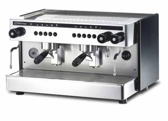 Linia OTTIMA do każdej z grup możliwe jest zaprogramowanie 4 wielkości porcji kawy program automatycznego czyszczenia podgrzewacz filiżanek możliwość regulacji temperatury zaparzania 3 wersje