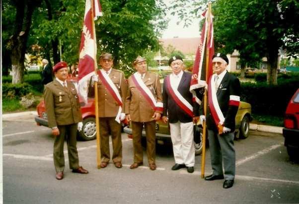 działalności harcerstwa na naszym terenie. Obecnie, większości członków pierwszego składu Chorągwianej Komisji Historycznej w Częstochowie, nie ma juŝ wśród Ŝywych.