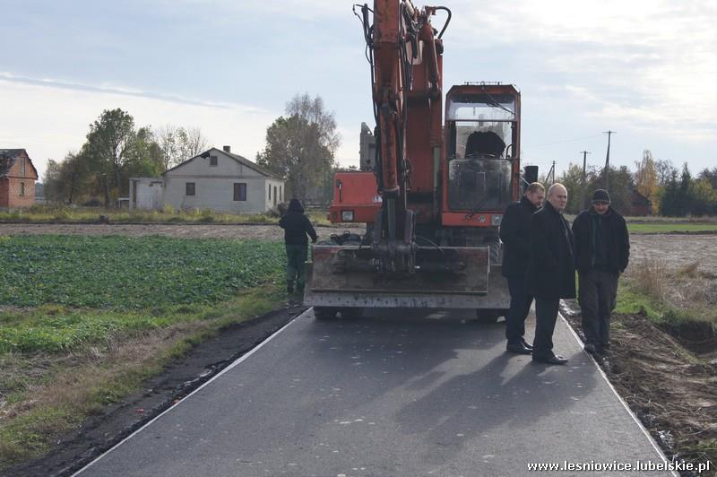 Ciąg dalszy prac drogowych w Sarniaku W dniu 28 października 2016 r. w miejscowości Sarniak trwa przebudowa drogi gminnej na odcinku od km 0+000 do km 1+000.