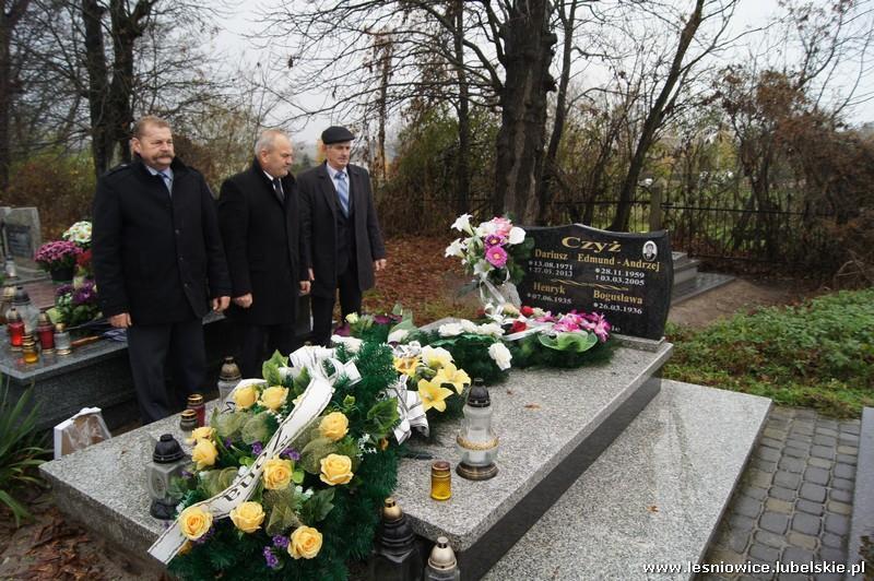 odwiedzili groby mieszkańców naszej gminy zmarłych w roku bieżącym jak i poprzednich, pochowanych na cmentarzach w Bończy, Kumowie Plebańskim, Majdanie Leśniowskim, Rakołupach i Wojsławicach.