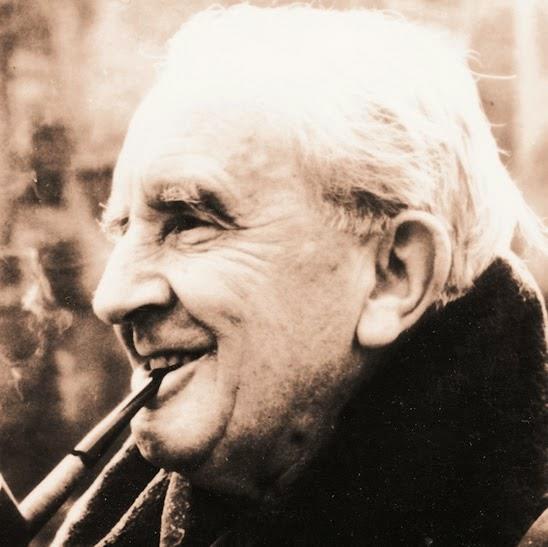 Biografia J.R.R. Tolkiena John Ronald Reuel Tolkien urodził się 3 stycznia 1892 w Bloemfontein w Oranii, a zmarł 2 września 1973 w Bournemouth.