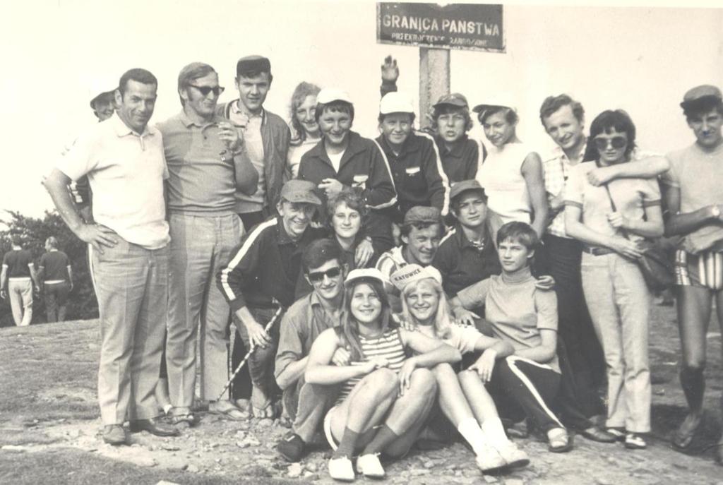 Grupa białostockich lekkoatletów uczestniczących w rozgrywanej w 1971 roku na terenie Śląska Ogólnopolskiej Spartakiadzie Młodzieży, w trakcie jednej z