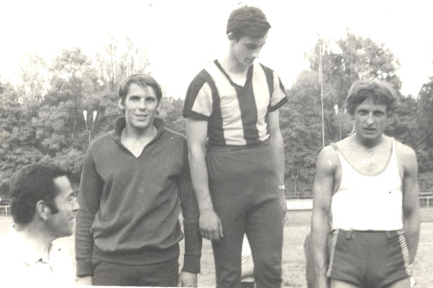 Zawodnikami opiekują się Stanisław Baszeń (działacz, 1 od lewej) i Bronisław Strzałkowski (trener, 2 od lewej). Fot. ze zbiorów MKS Juvenia Białystok.