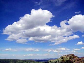 CUMULUS (Cu) Chmury Cumulus wyglądają jak białe kłębki waty. Zwykle występują pojedynczo, a między nimi jest wyraźnie widoczne niebieskie niebo. Chmury te często przyjmują zabawne kształty.