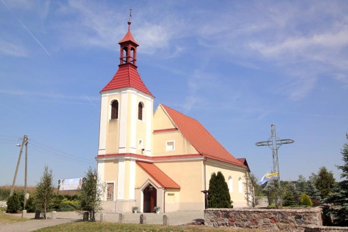 Dziennik Urzędowy Województwa Dolnośląskiego 75 Poz. 5448 zewnętrznych schodach. Ostatnia kondygnacja wieży wieloboczna, w zwieńczeniu - pękaty hełm z ażurową latarnią.