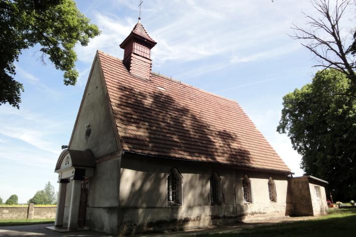 W dolnych kondygnacjach, do jednej ze ścian przylega półcylindryczna klatka schodowa. Pomieszczenie w przyziemiu nakryte jest sklepieniem kolebkowym z lunetami.