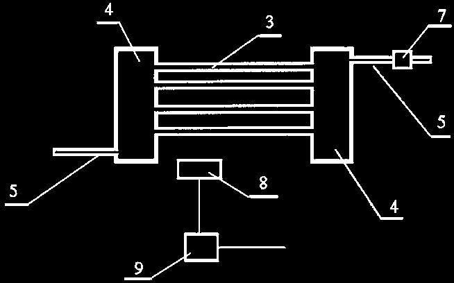 W korpusie (3), w strefie (9) zapalania paliwa (2) znajdują się dwie elektrody (10, 11), stała i ruchoma. Elektrody (10, 11) są ustawione w jednej osi, ukośnie do kierunku przesuwu paliwa (2).